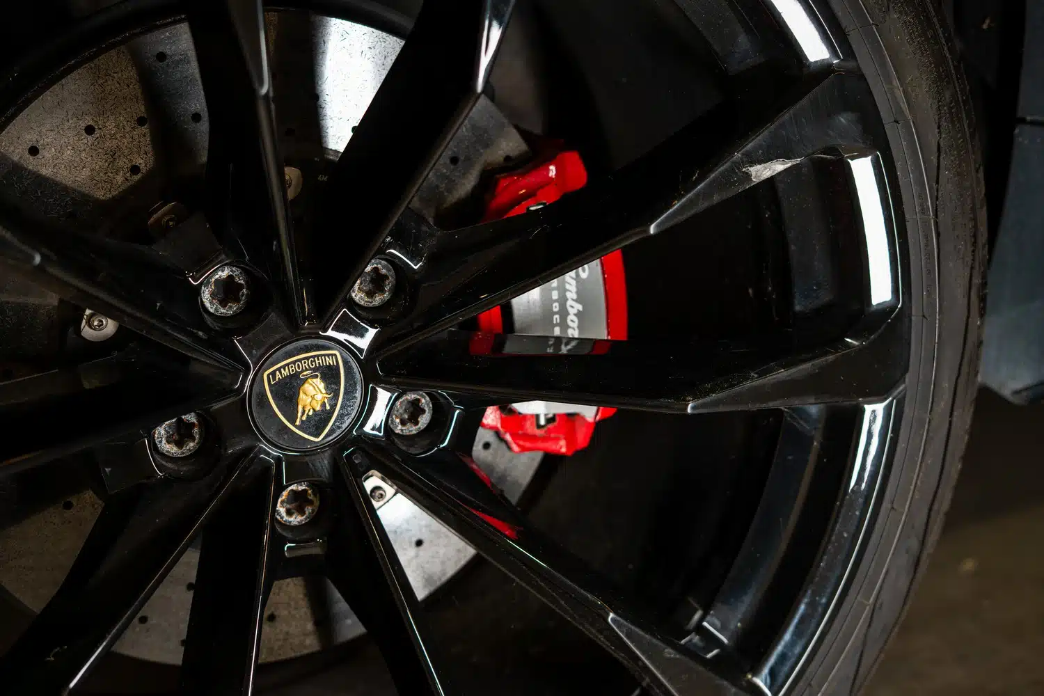 Close up of the alloy wheels, brake calipers and discs of a 2021 Lamborghini Urus V8 Auto