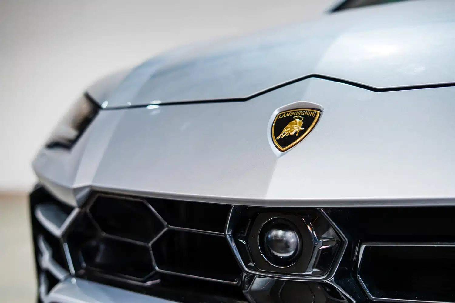 Close Up photo of the front badge and grill of a 2021 Lamborghini Urus V8 Auto